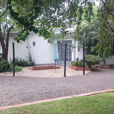 Driftwood Boutique Bed And Breakfast Lobatse ภายนอก รูปภาพ