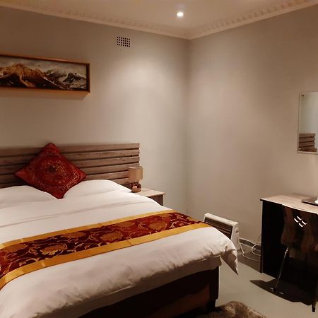 Driftwood Boutique Bed And Breakfast Lobatse ภายนอก รูปภาพ