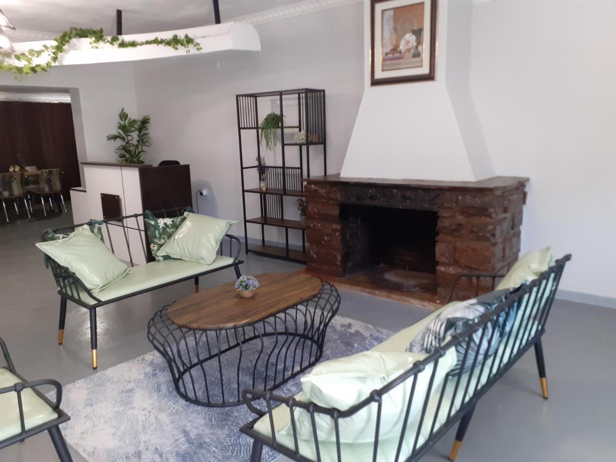Driftwood Boutique Bed And Breakfast Lobatse ภายนอก รูปภาพ