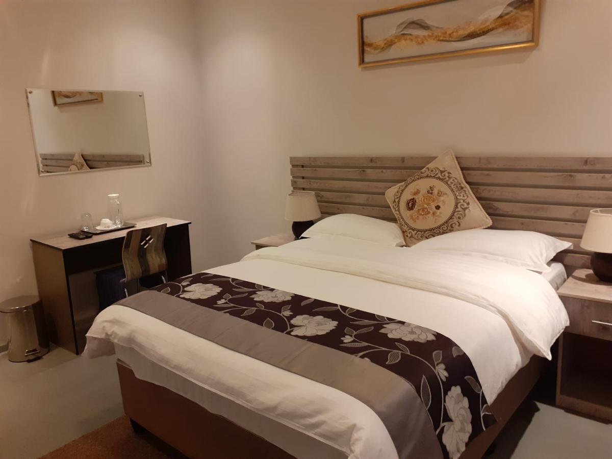 Driftwood Boutique Bed And Breakfast Lobatse ภายนอก รูปภาพ