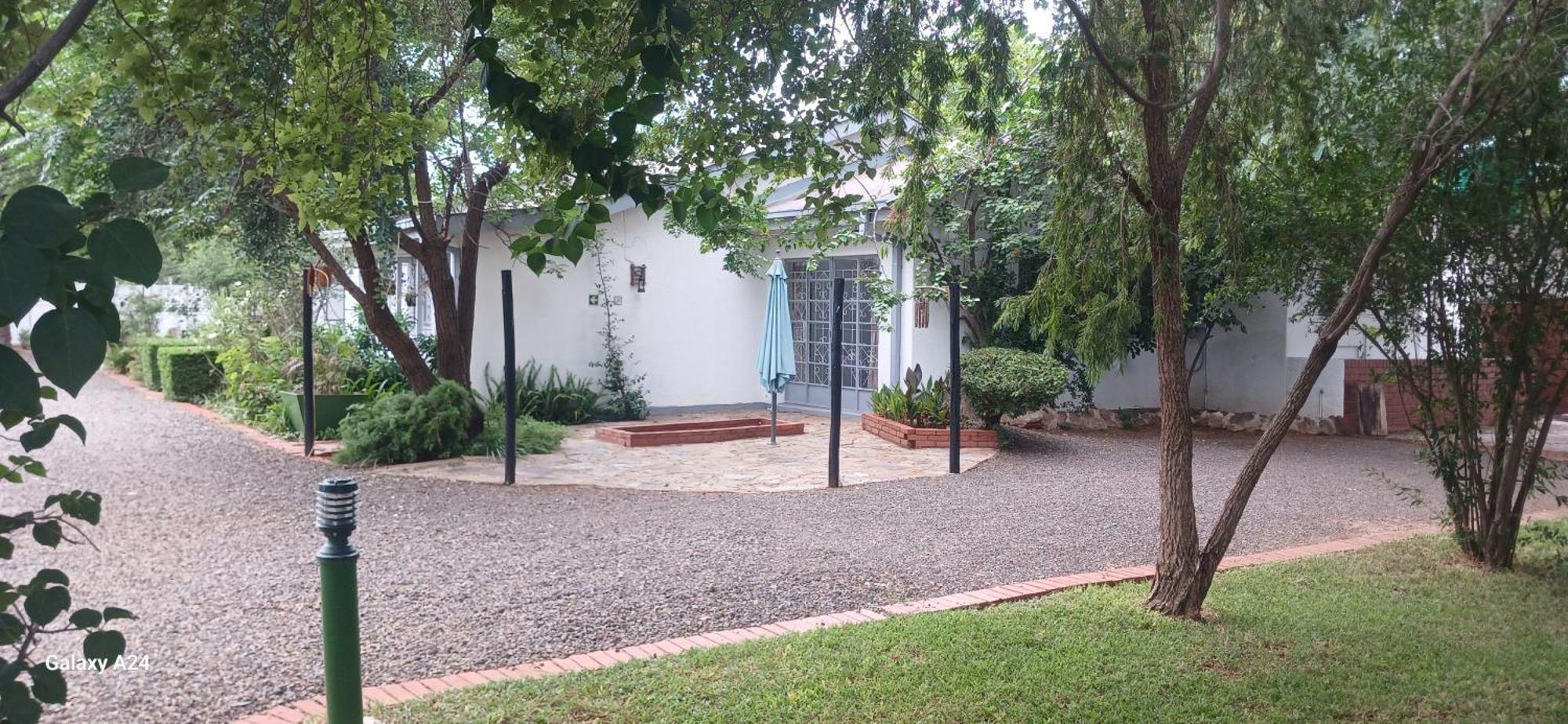 Driftwood Boutique Bed And Breakfast Lobatse ภายนอก รูปภาพ